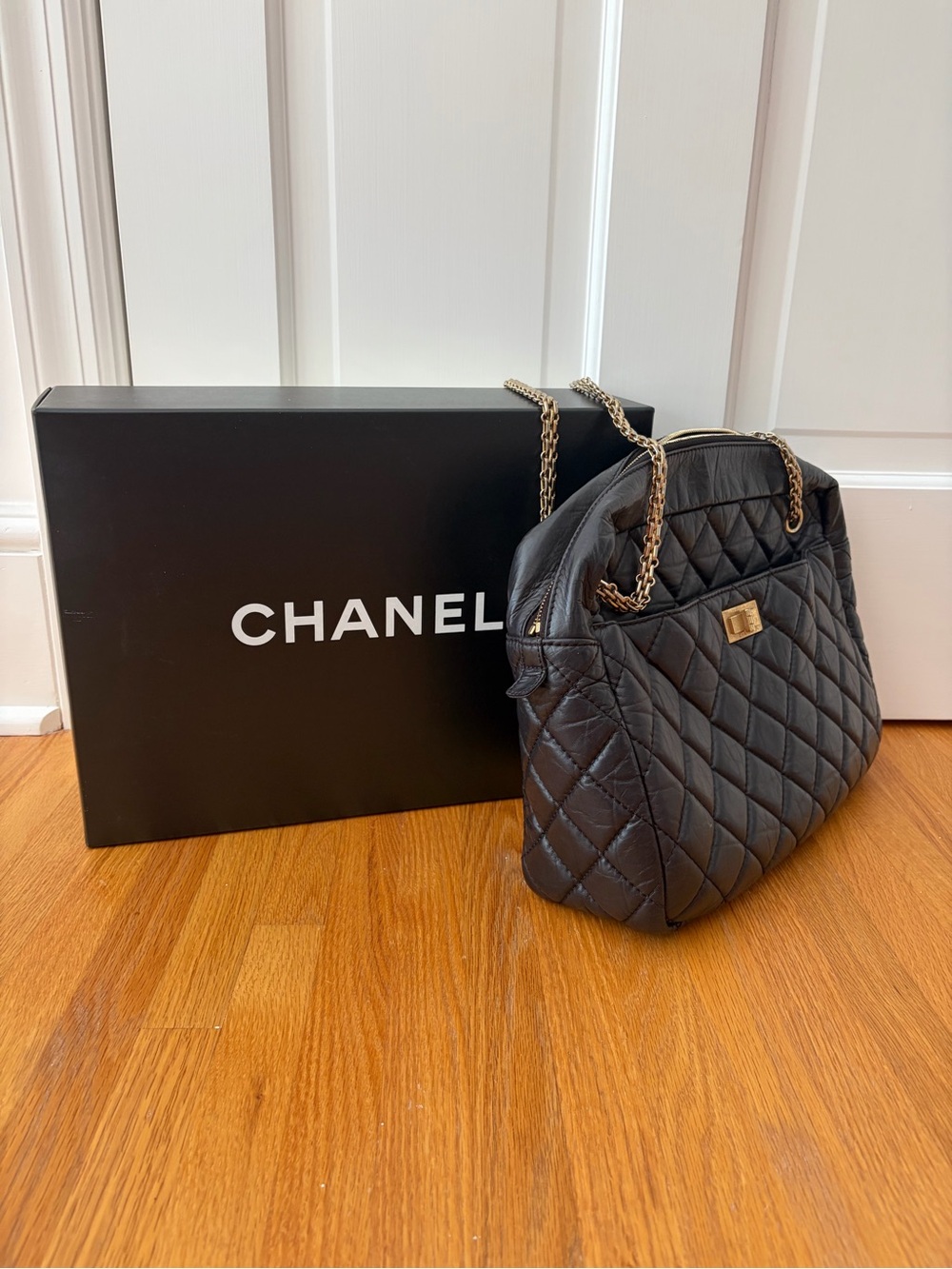 CHANEL Black Quilted Leather Shoulder Bag with Gold Chain